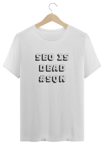 Camiseta branca com texto em preto SEO is Dead #SQN