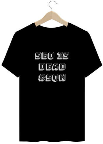 Camiseta preta com texto em branco SEO is Dead #SQN