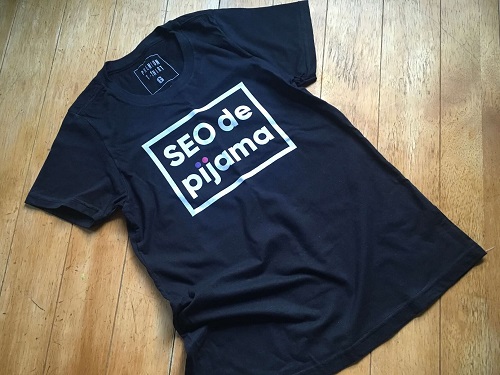 Camiseta preta com estampa escrito em branco SEO de Pijama