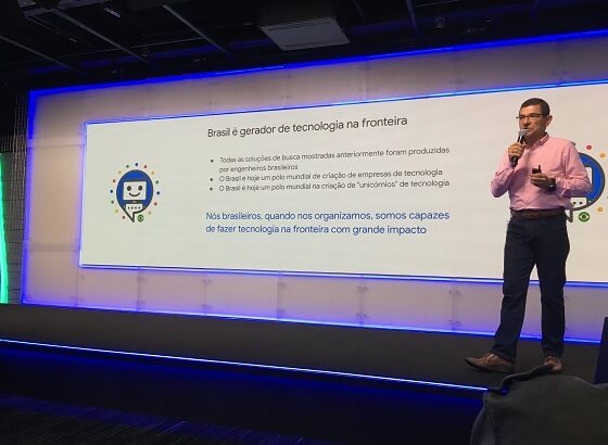 Funcionário do Google em pé à frente de telão divulgando a importância do Brasil em tecnologia