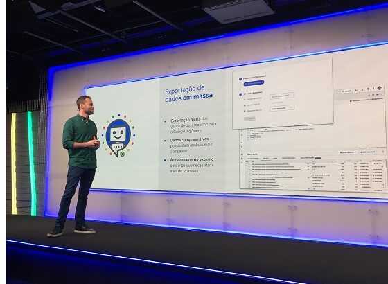 Funcionário Google no palco e slide sobre exportação de dados no Google Search Console