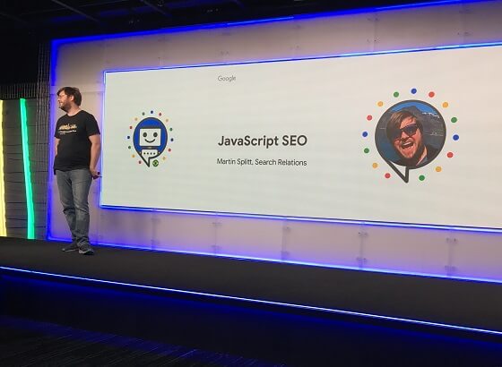 Funcionário Google Martin Split na frente de telão escrito Javascript SEO
