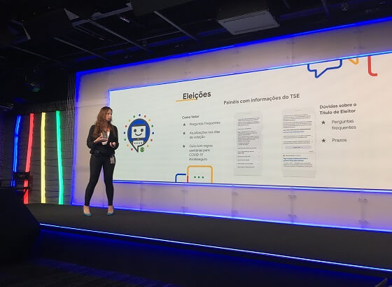 Luciana Cordeiro do Google na frente de telão com informações sobre parcerias
