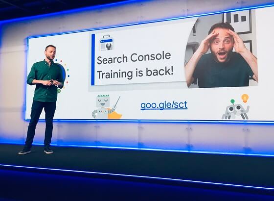Funcionário Google no palco com slide divulgando treinamento de Google Search Console